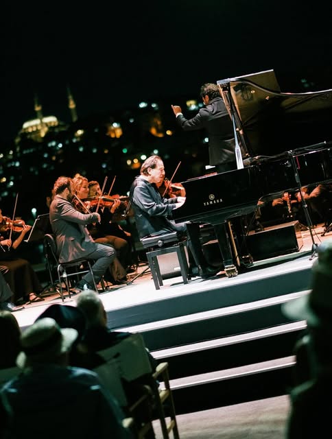 Gece açık hava sahnesinde canlı performans